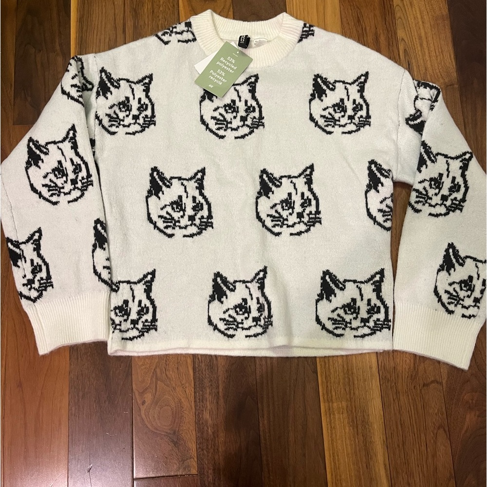White knitted H&M sweater with cat design